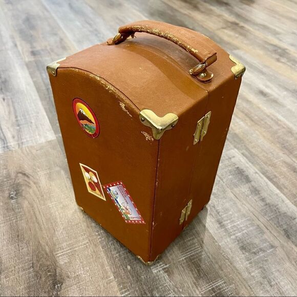 Muffy VanderBear Travel Trunk with 5 outfits and dog Lulu - Picture 3 of 9